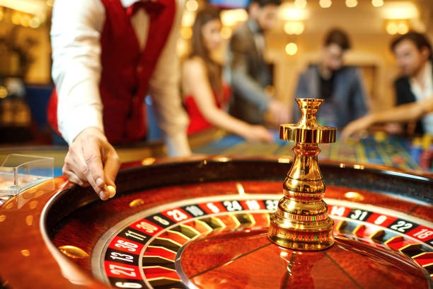 gacorwin Ikan Hoki user interface showing live roulette wheel, betting panel, and real-time player chat